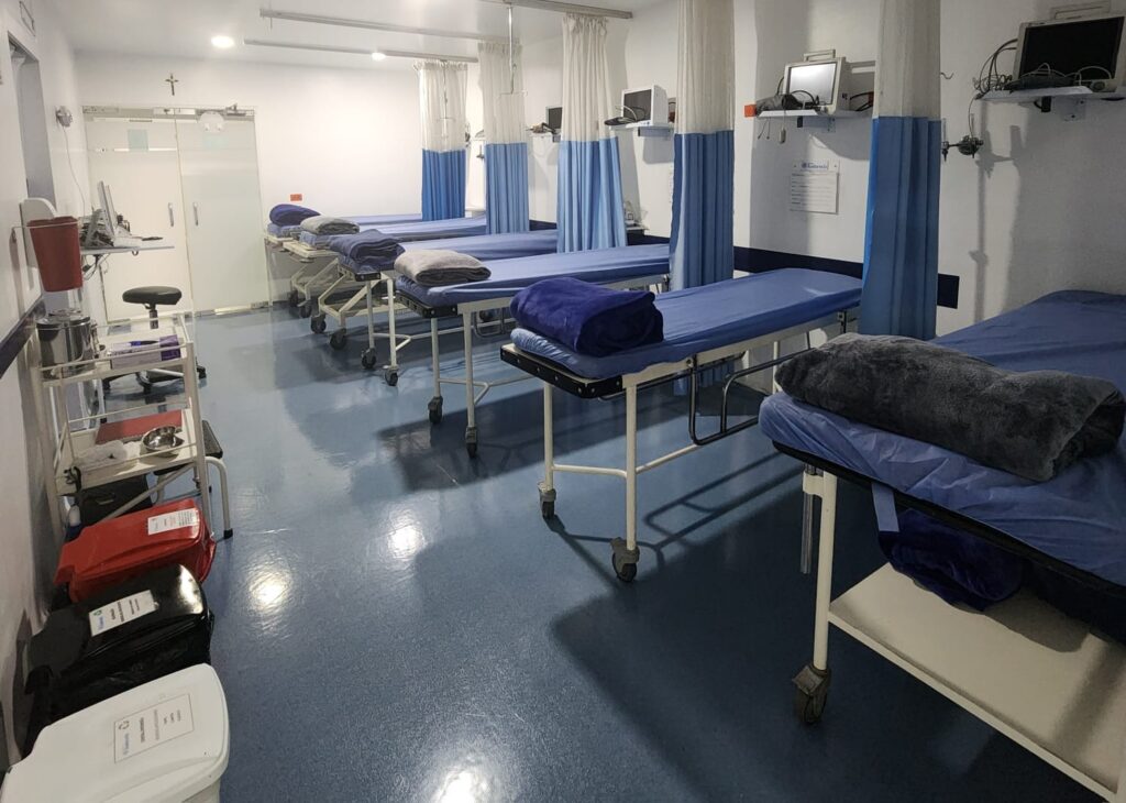 Área clínica equipada con camas médicas en la Clínica Avellaneda, enfocada en calidad y atención hospitalaria segura