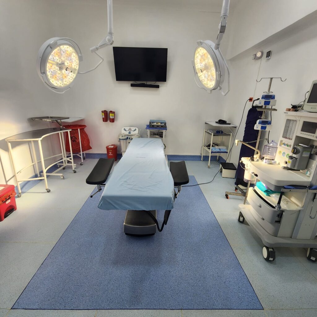 Instalaciones médicas modernas y equipadas en la Clínica Avellaneda, listas para procedimientos especializados