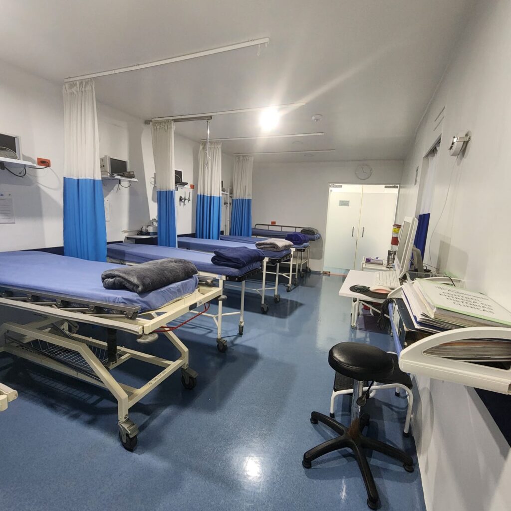 Instalaciones clínicas amplias y organizadas en la Clínica Avellaneda, destinadas a atención médica y recuperación de pacientes