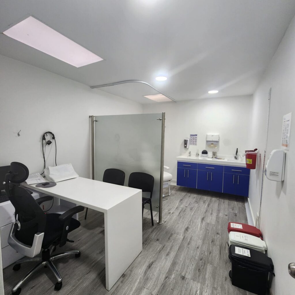 Área de recepción y espera en la Clínica Avellaneda, moderna y cómoda para atención al paciente