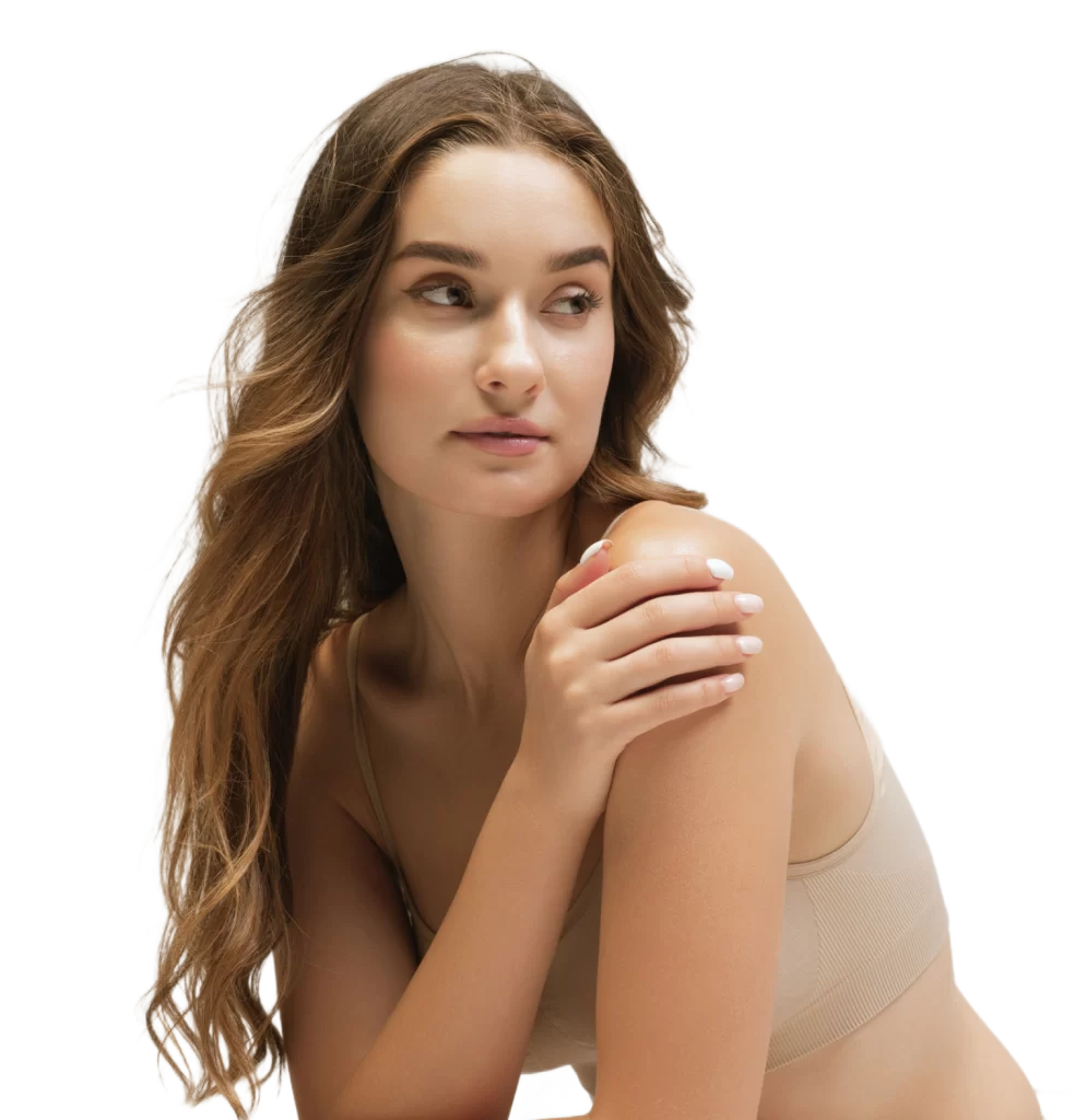 Mujer estética mostrando zonas comunes de cirugía en rostro